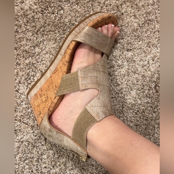 Donald J Pliner Wedge Sandal - Picture 12 of 13